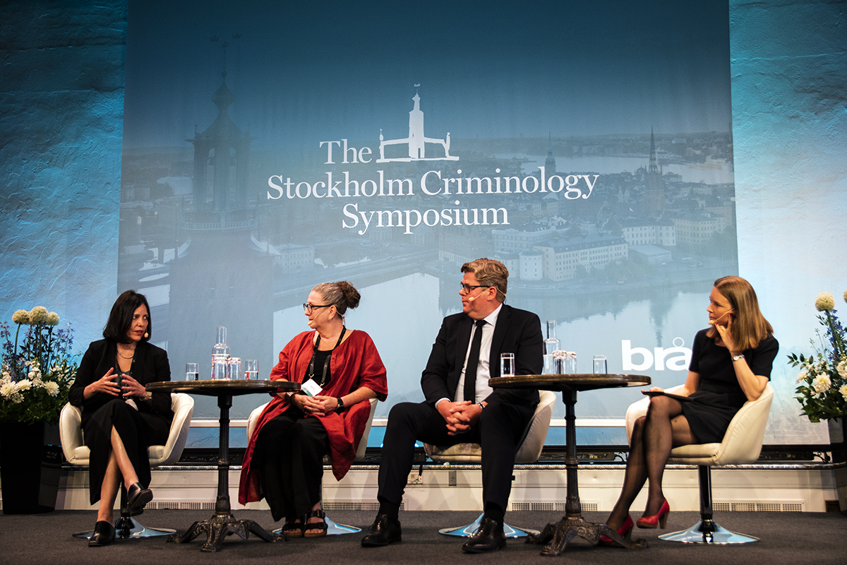 Årets prisvinnare Beatriz Magaloni deltar i en paneldiskussion med bland annat justitieminister Gunnar Strömmer.