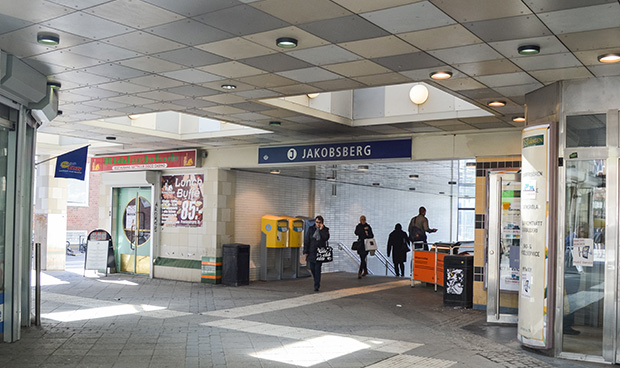 Tunnelbaneingång i Jakobsberg.