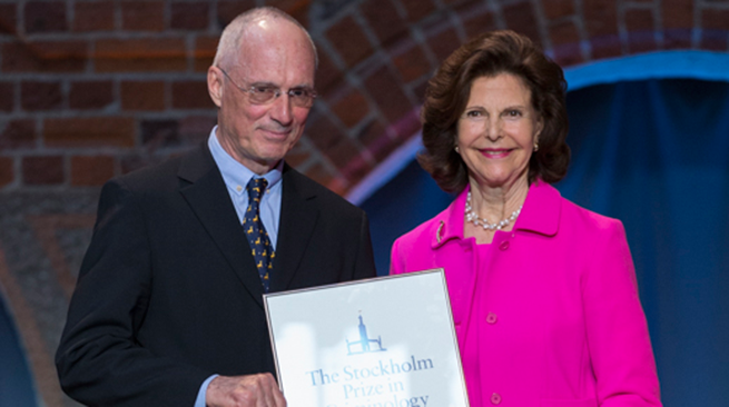 Drottningen och pristagaren professor Richard E. Tremblay vid ceremonin i Stadshuset. Foto: Johan Jeppsson/IBL