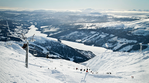 Foto som föreställer skidåkare som åker nedför ett berg i ett vintrigt Åre.