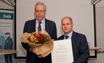 Justitie- och migrationsminister Morgan Johansson delar ut det svenska ECPA-priset för 2015 till Finanskoalitionens Mats Odell.